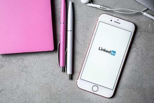 How to write a LinkedIn recommendation in 2024: Quick & Impressive Tips